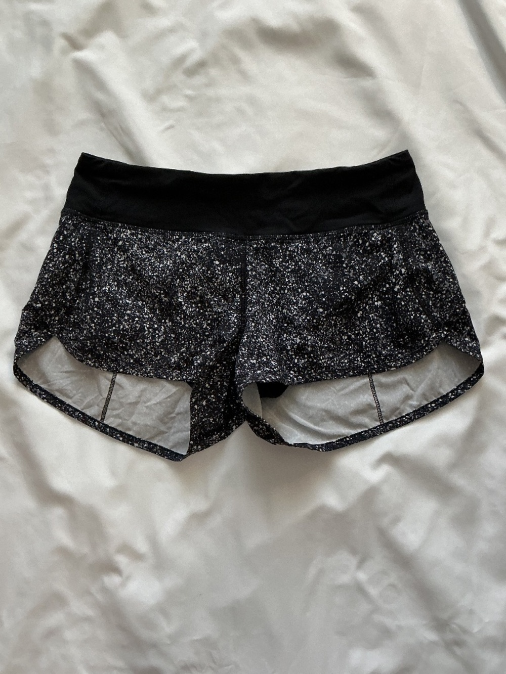 LULULEMON SHORTS (size: 4)